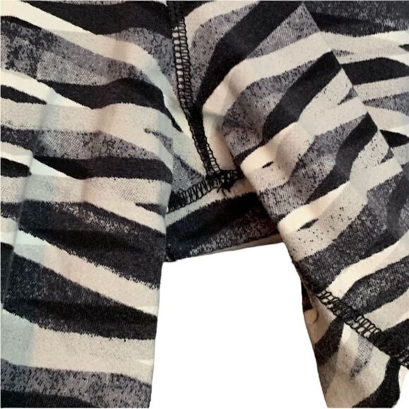 3 for $30! Nike Capri patterned capri pants - Picture 9 of 9